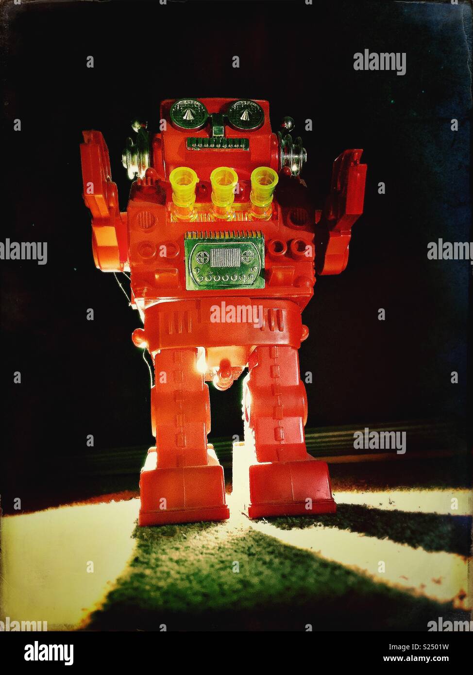 Riesige Angst rot bedrohlichen Roboter mit erhobenen Armen Stockfoto