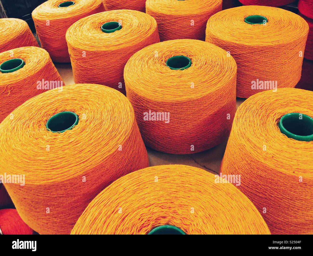 Helle warme Gelb Garn auf industrielle wolle Schieber an der Pendleton  Decke Factory in Oregon Stockfotografie - Alamy