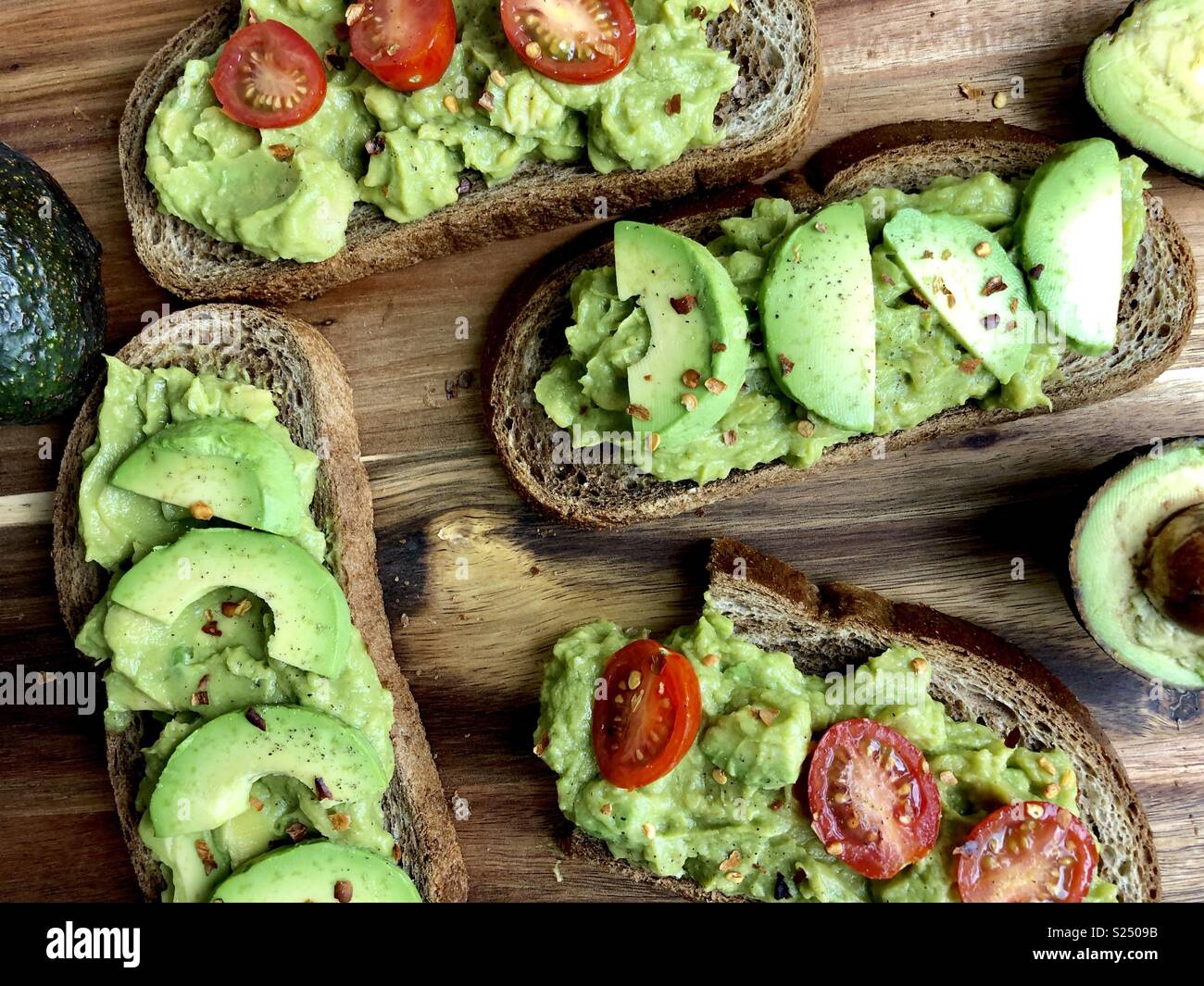 Avocado toast - Smartphone-aufgenommenes Stockfoto