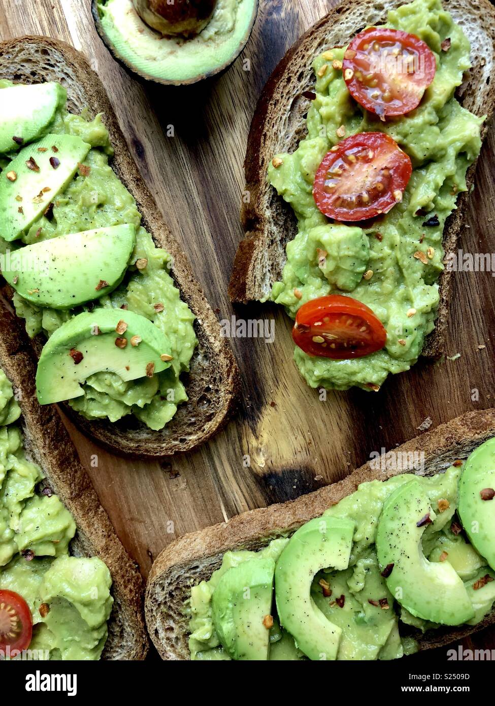 Blick von oben auf die Avocado Toast auf einem Holz Schneidebrett Stockfoto