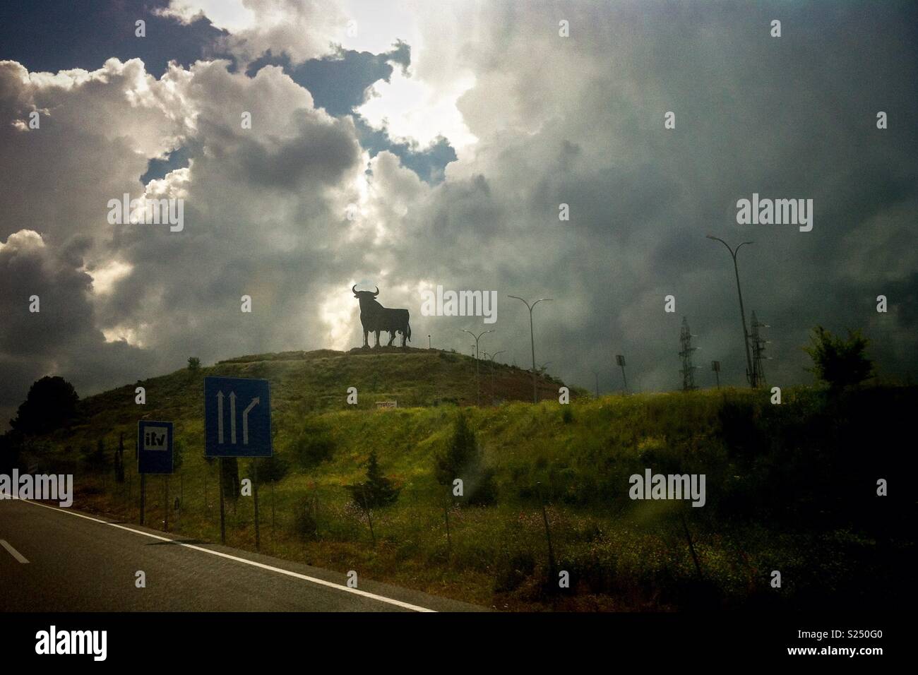 Stier Osborne auf der Straße, Spanien Stockfoto