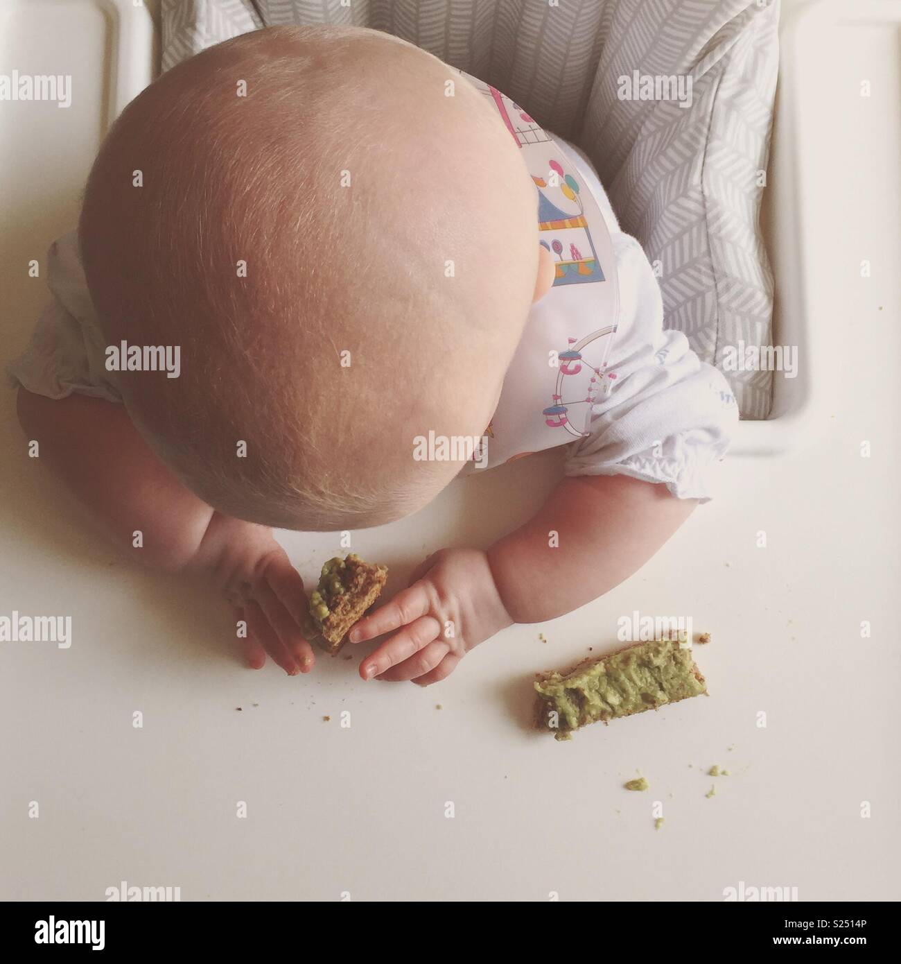 Baby essen avocado Toast Stockfoto