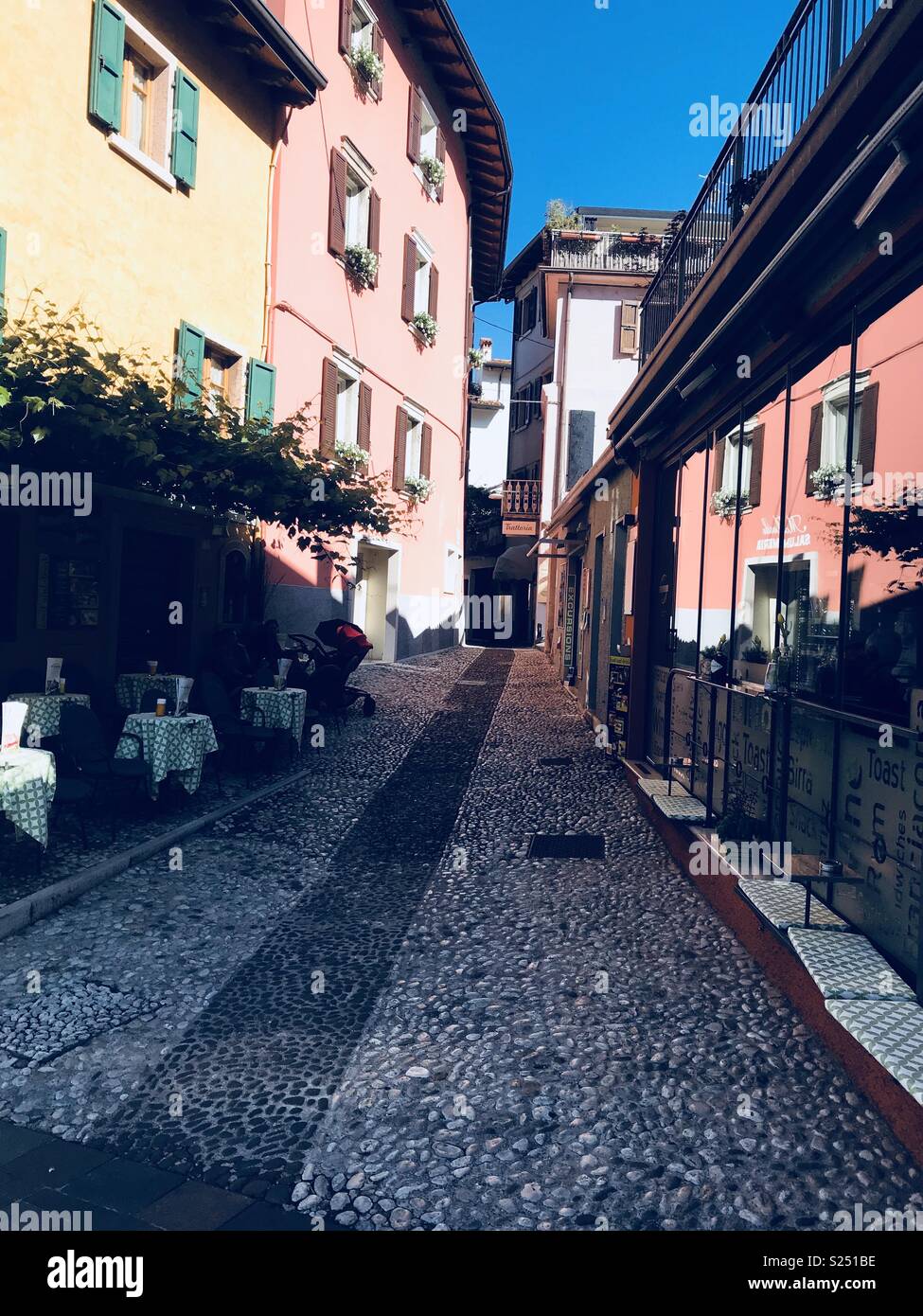 Straße in Malcesine, Italien Stockfoto