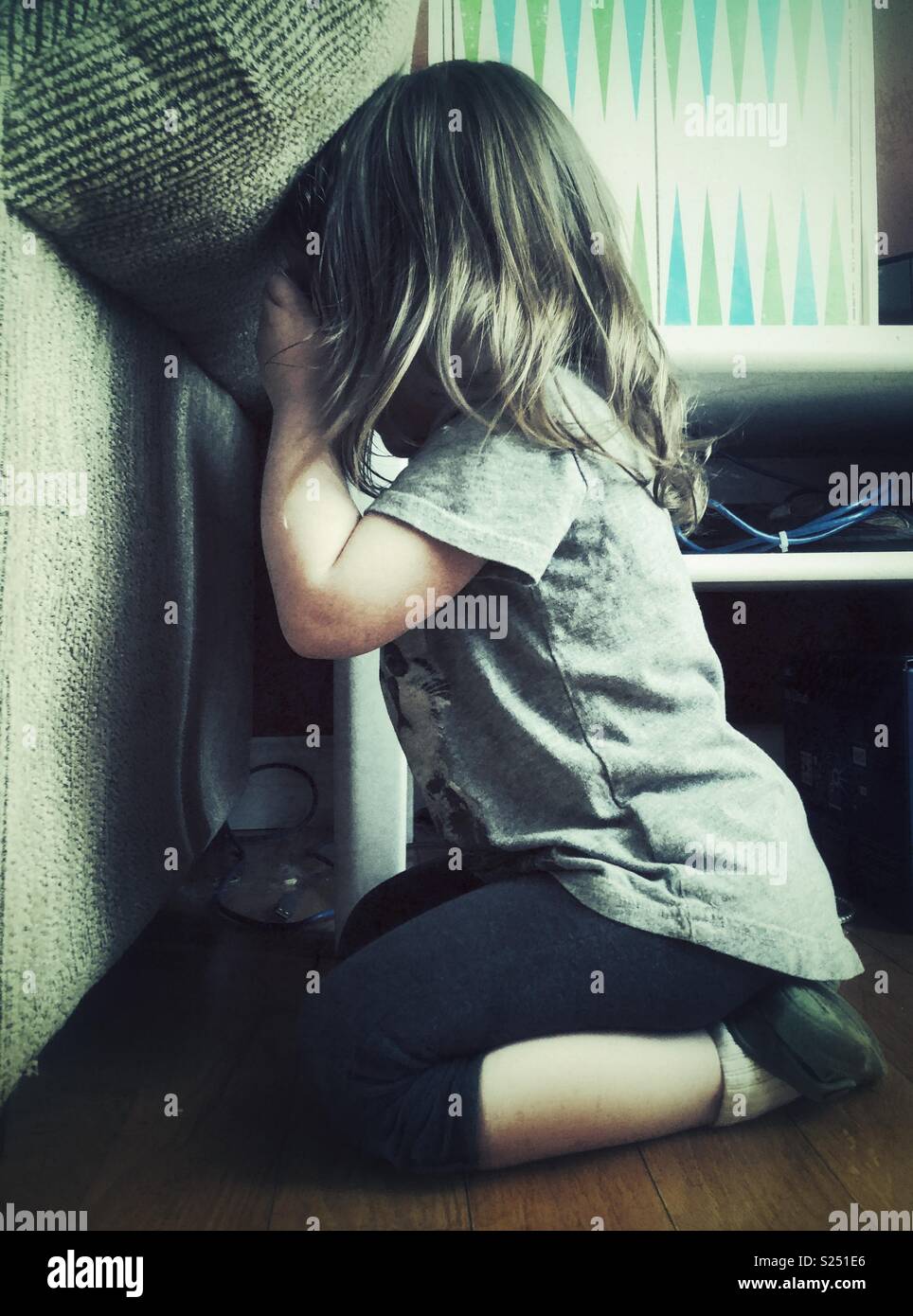 Kleinkind Mädchen verstecken Gesicht und schrie - Smartphone-aufgenommenes Stockfoto