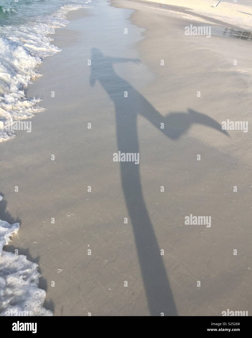 Schatten tanzen am Strand Stockfoto