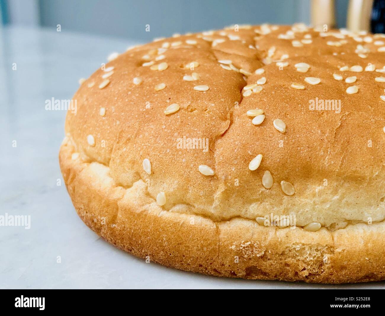 Nahaufnahme eines Burger Brötchen Mit Sesam - Smartphone-aufgenommenes Stockfoto