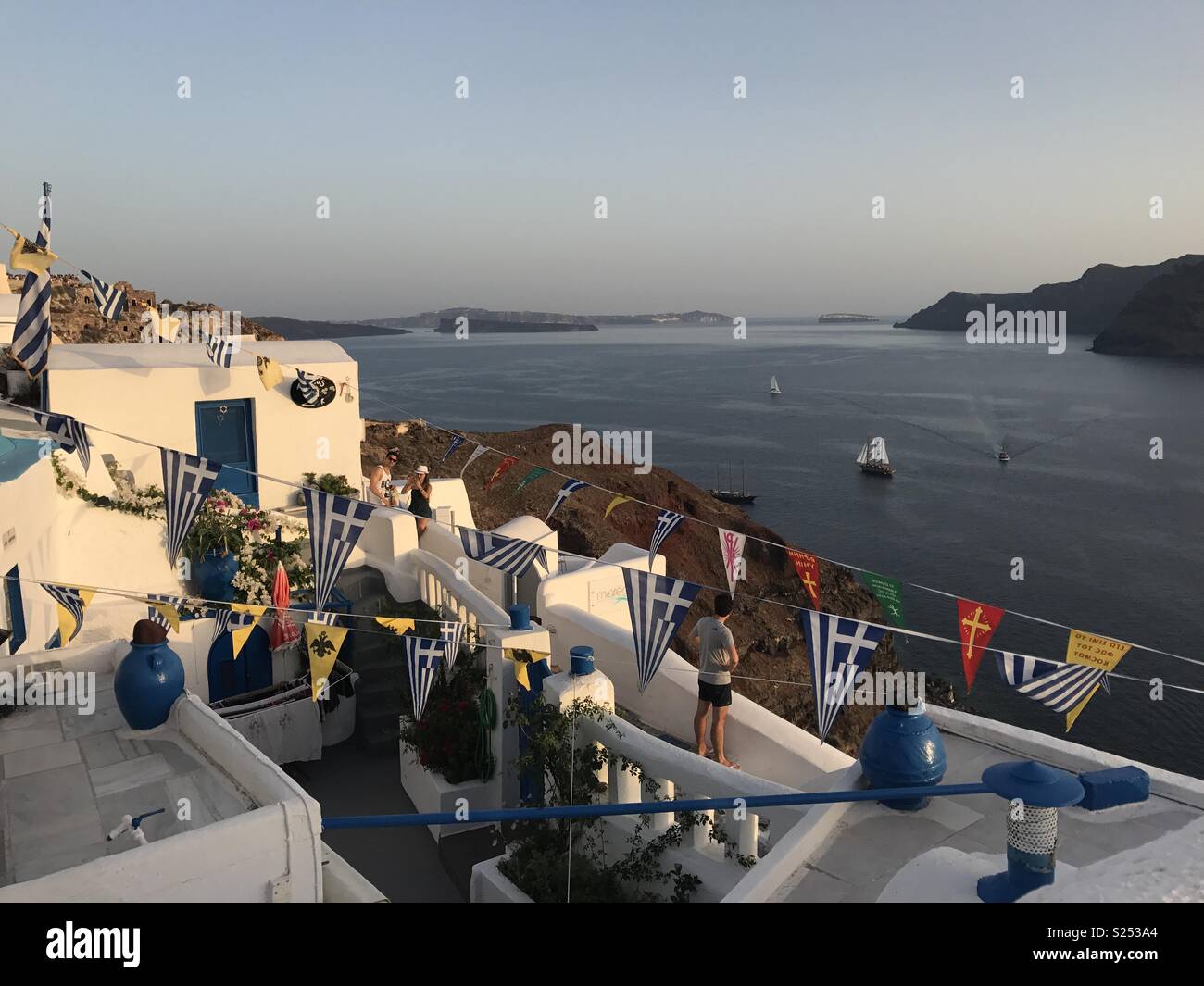 Griechische Flaggen, Oia, Santorini, Griechenland Stockfoto