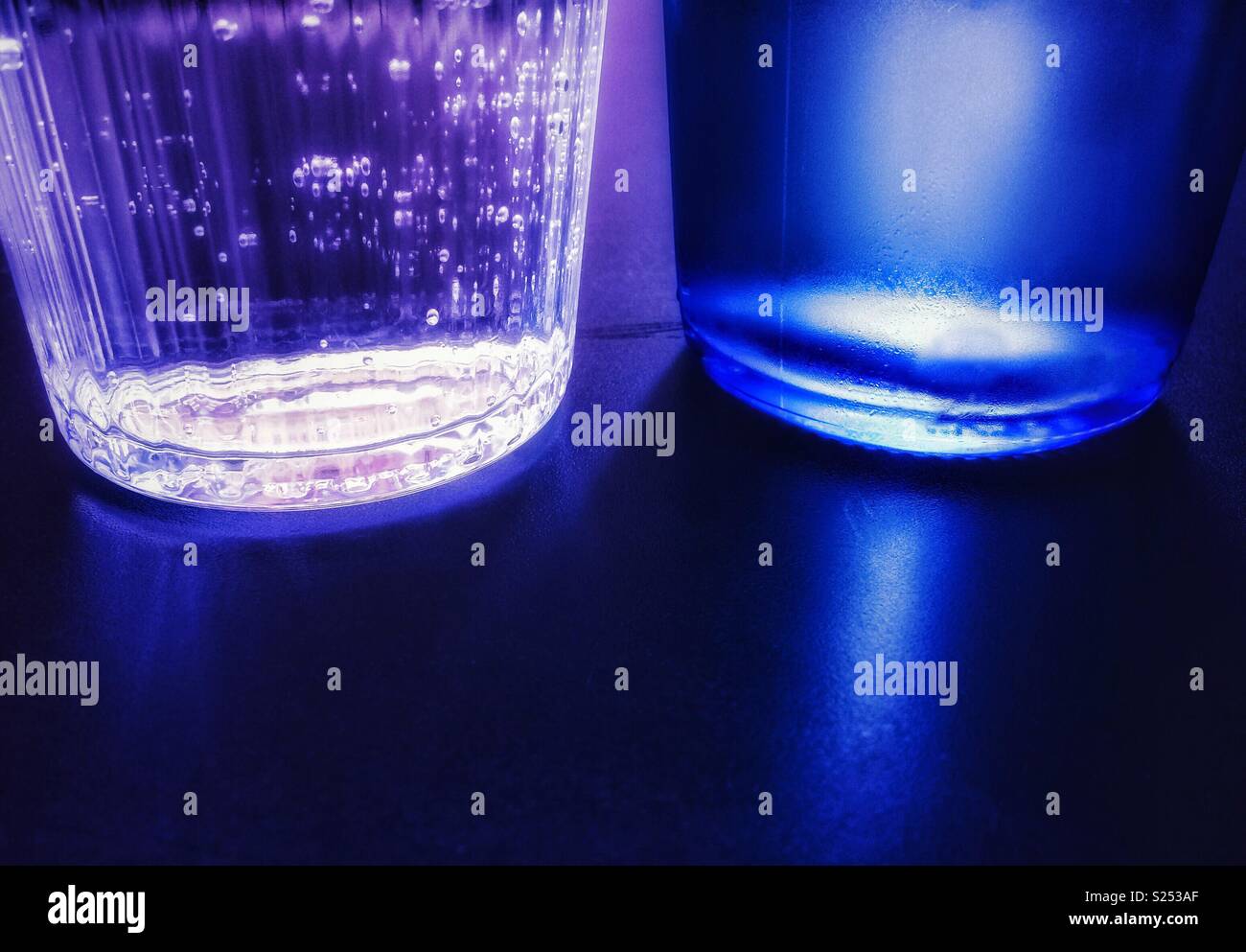 Nahaufnahme der ein Glas und eine Flasche Wasser mit kopieren. - Smartphone-aufgenommenes Stockfoto