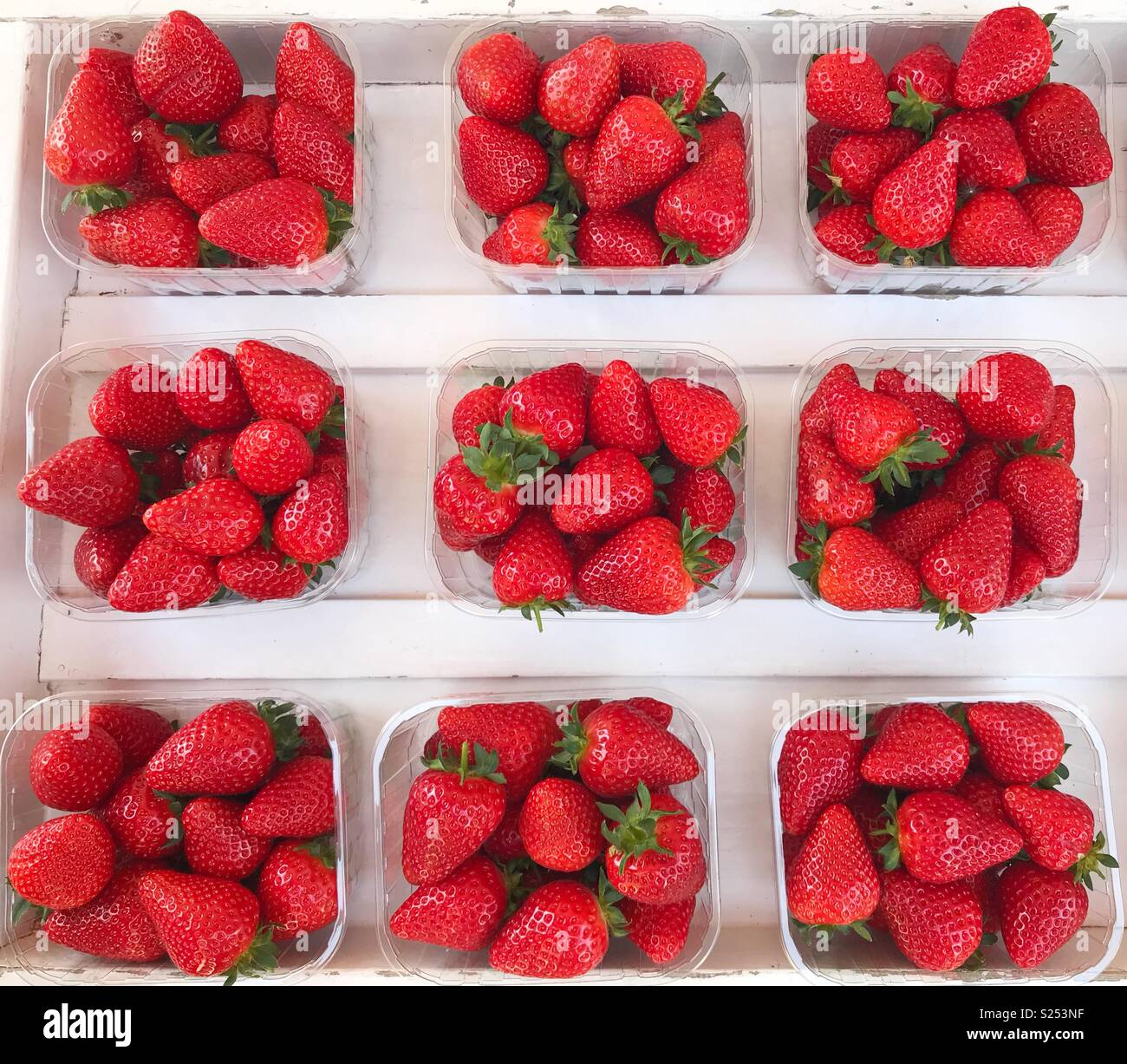 Körbchen Erdbeeren zum Verkauf - Smartphone-aufgenommenes Stockfoto