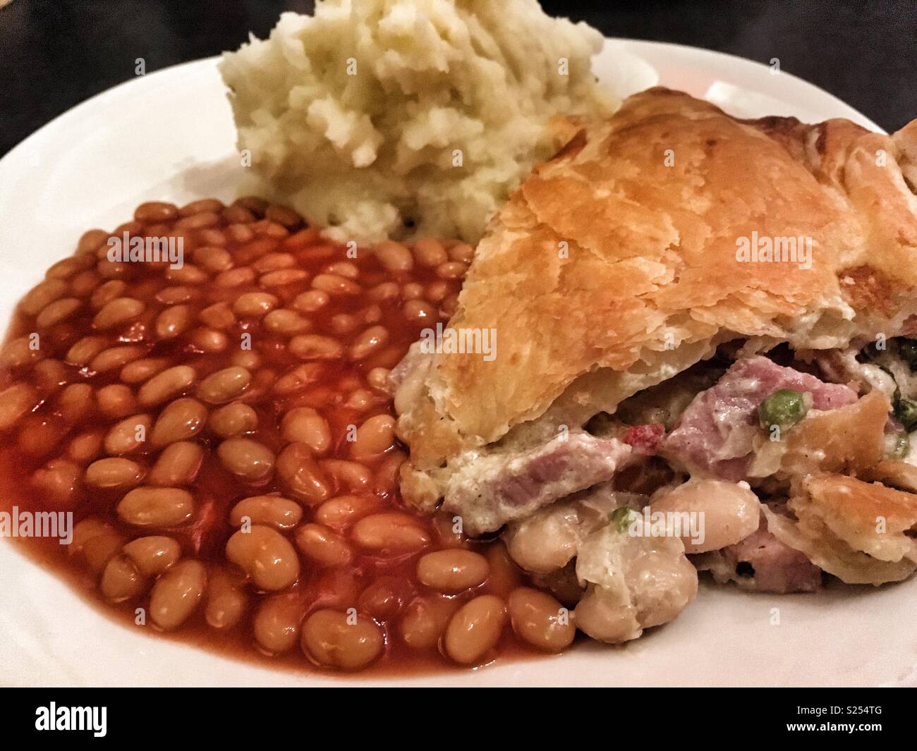 Hausgemachten Schinken und Zwiebeln und Gemüse Pie, Kartoffelpüree und Beaked Beans. Stockfoto