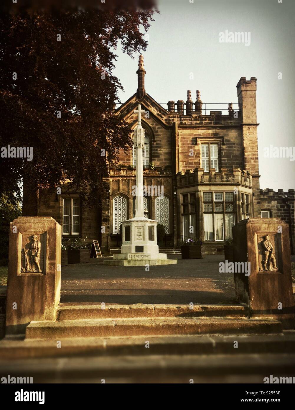 Das Grange und Kriegerdenkmal, Burley in Bösingen, Yorkshire, Großbritannien Stockfoto