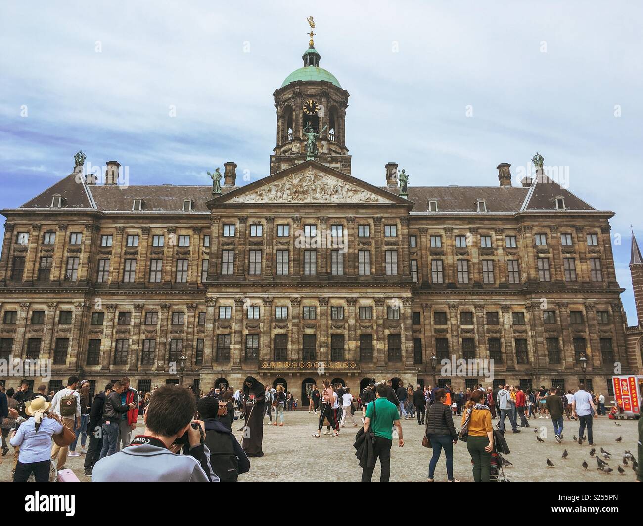 Der königliche Palast in Amsterdam - Smartphone-aufgenommenes Stockfoto