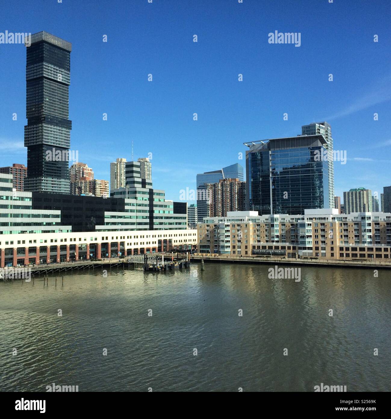 Einer der Türme von Jersey City Urby (links) und anderen waterfront Architektur, Jersey City, New Jersey, United States Stockfoto
