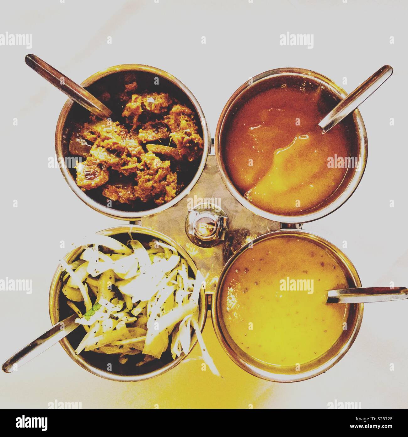 Essiggurken zu einem Curry House Stockfoto