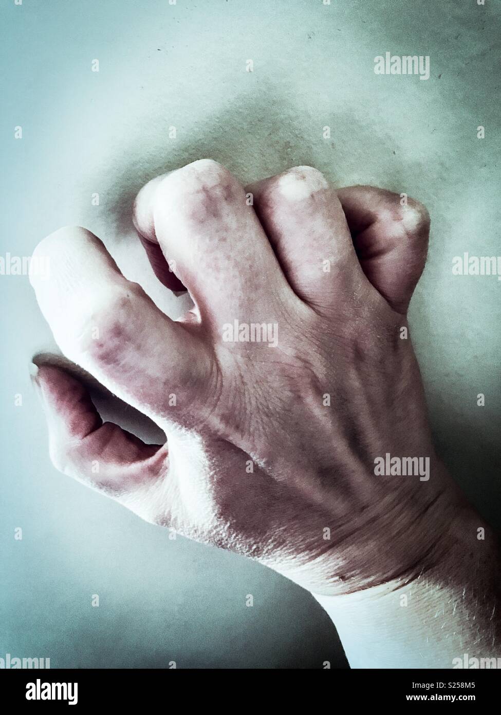 Hand Kratzen An Einer Wand Stockfotografie Alamy