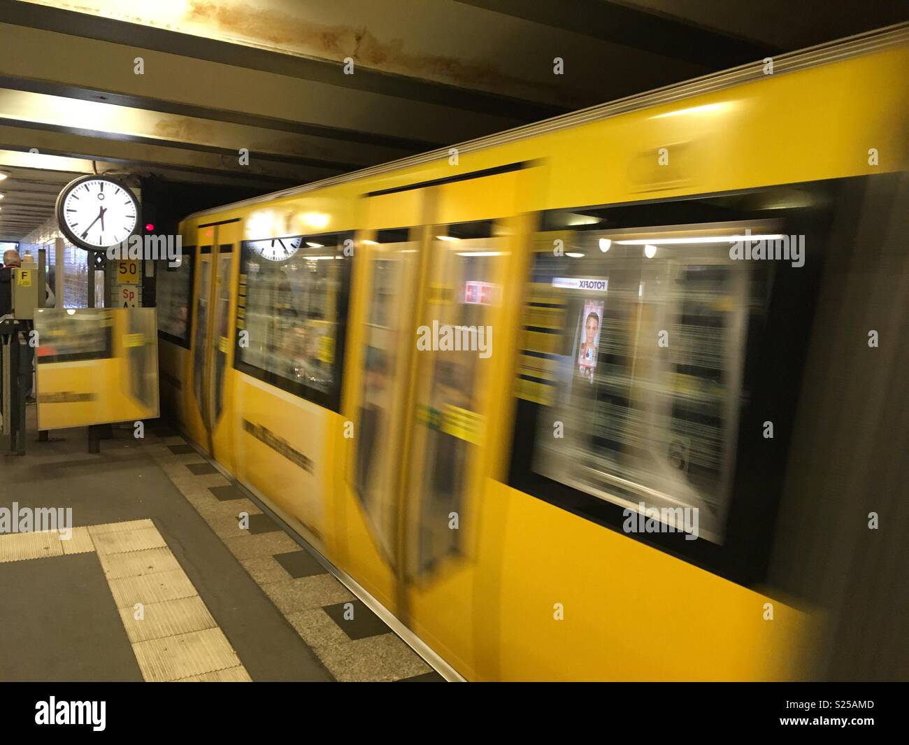 Berliner U-Scheune Zug hetzen durch die Station Stockfoto