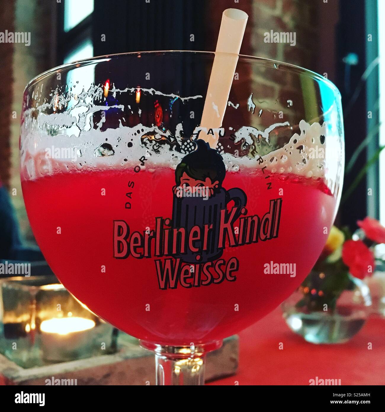 Ein Glas roten Bier in Berlin Stockfoto