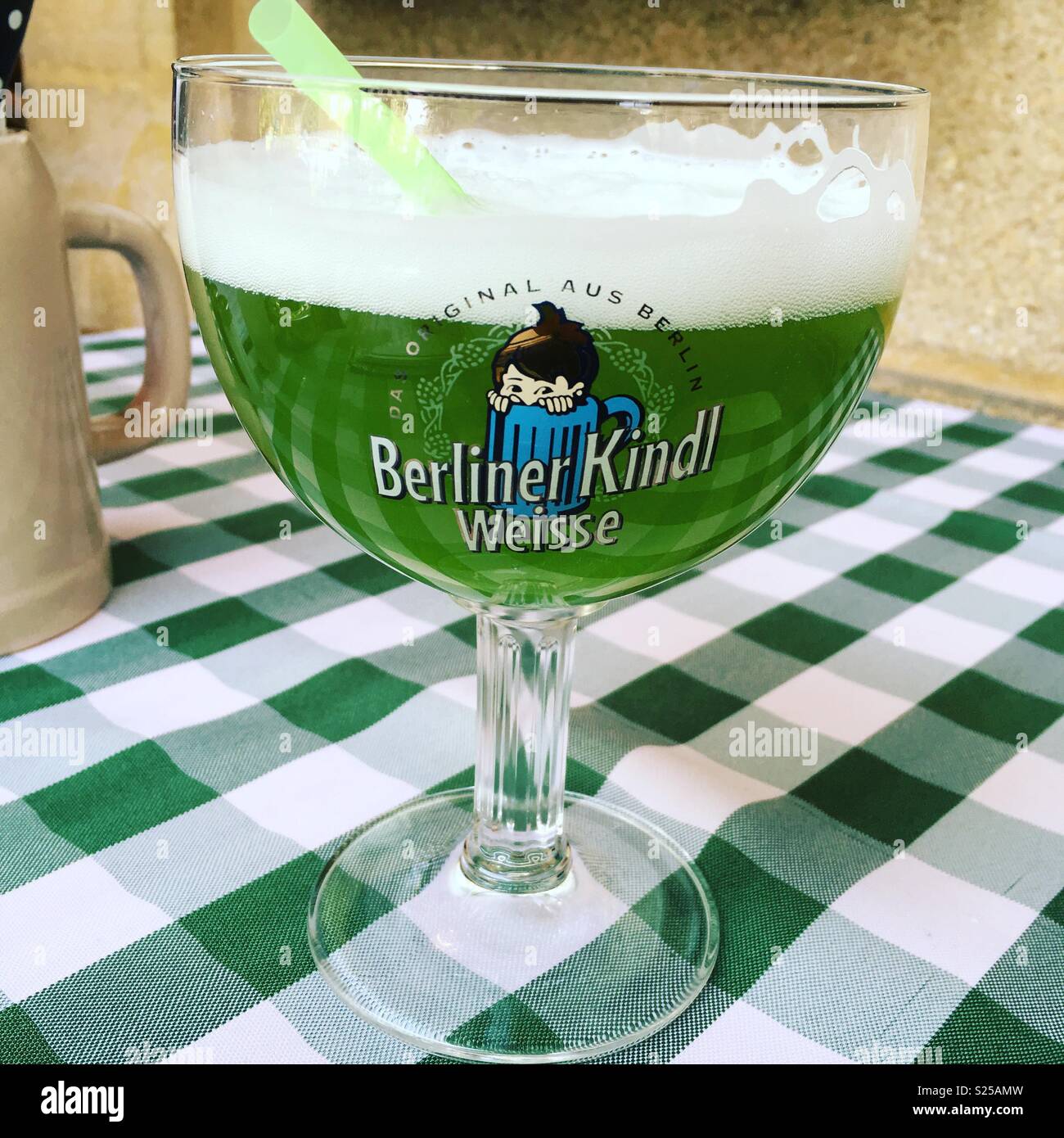 Ein Glas grün Bier in Berlin Stockfoto
