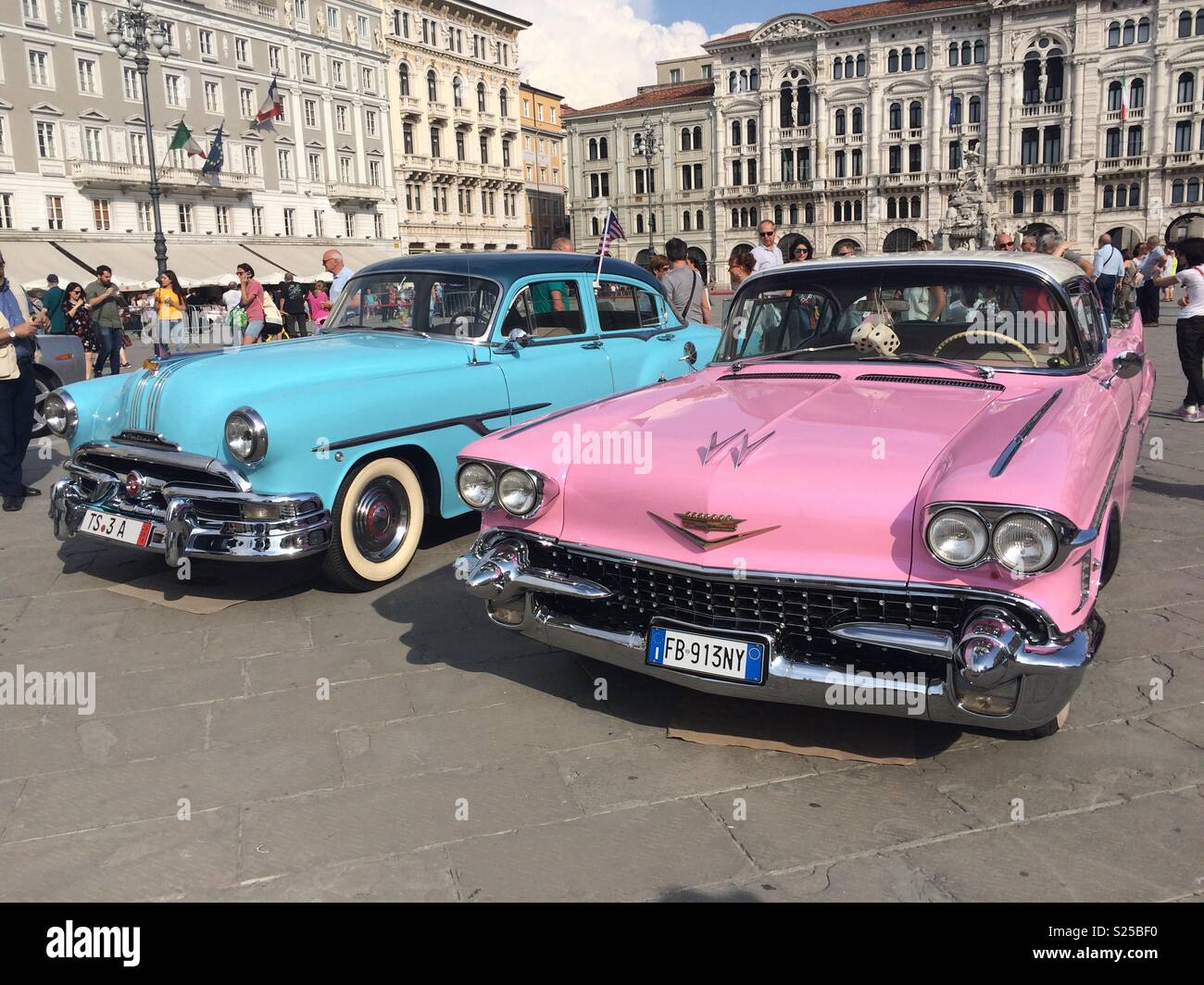 Oldtimer in Triest, Italien. - Smartphone-aufgenommenes Stockfoto