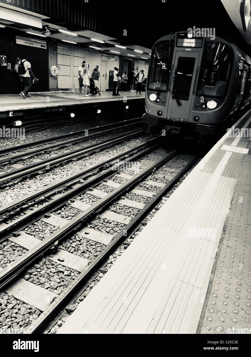 Die District Line zur Victoria Station Rohr ziehen Plattform Stockfoto