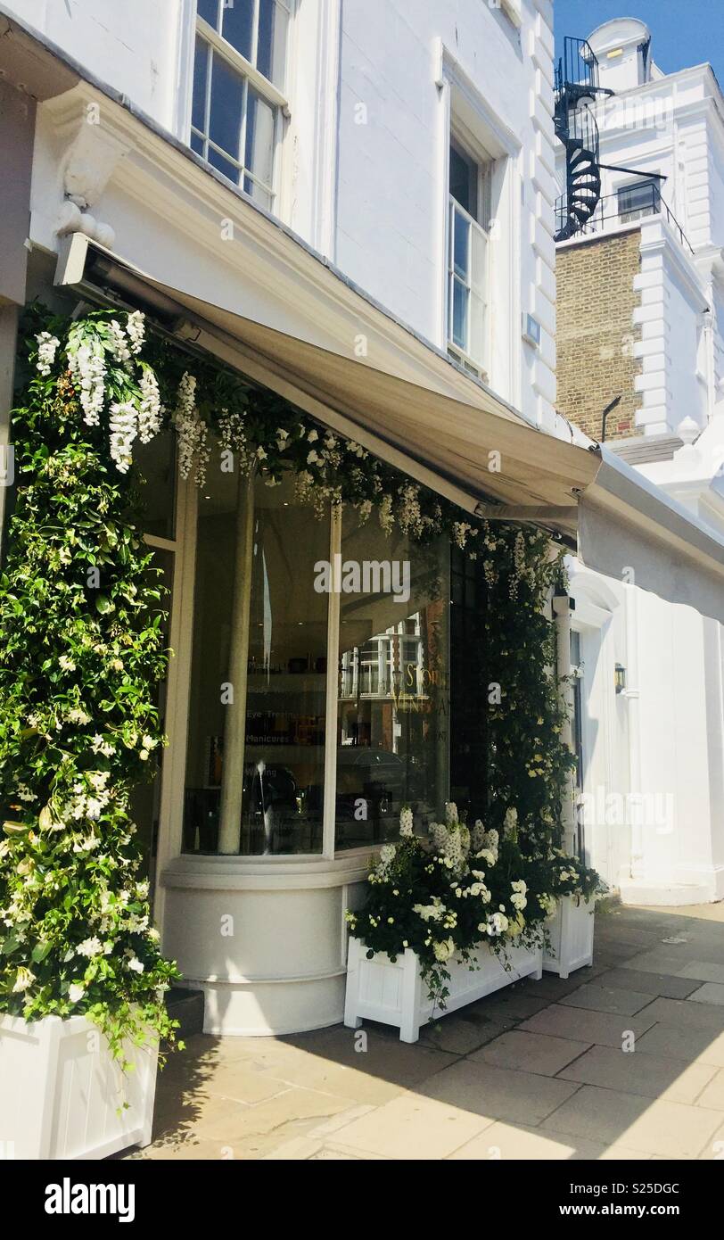 Shop front mit Blumen, Walton Street, London - Smartphone-aufgenommenes Stockfoto
