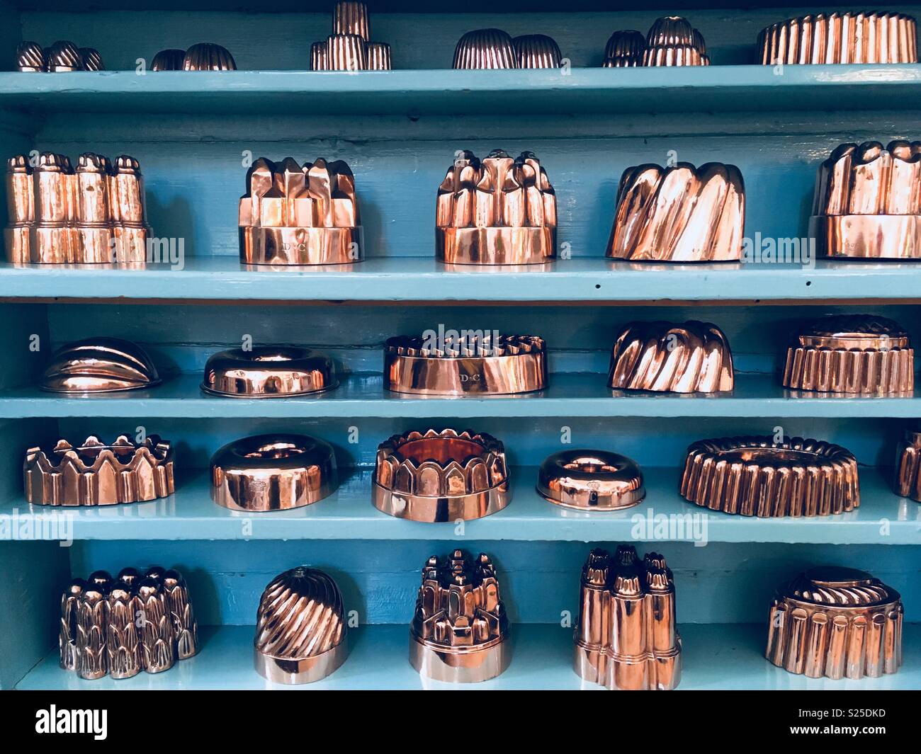Kupfer kuchen Dosen auf Blau Regale Stockfoto