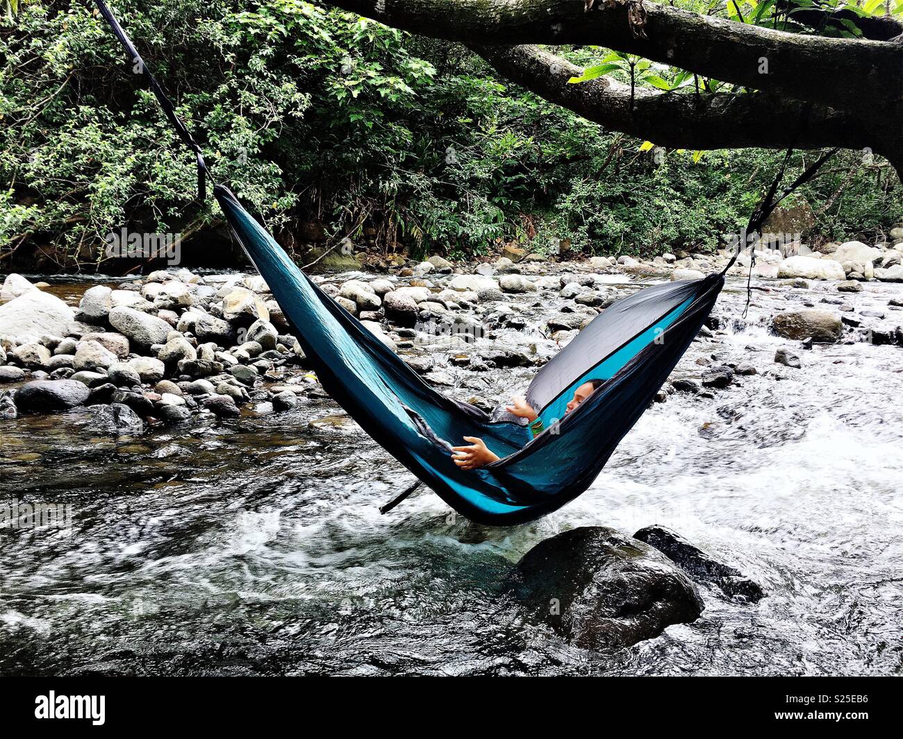 Iao Valley, Maui, die Schule ist aus! Ist Sommer!!!!!!! Perfekt für Abenteuer wandern und sich in einer Hängematte aus einem Mangobaum hing direkt über dem Klang des Flusses! Beste Tag überhaupt! Stockfoto