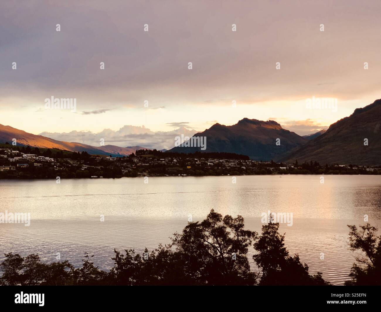 Sonnenuntergang über den Lake Wakatipu, Francton Arm Abschnitt, von Queenstown, Francton Straße, Blick auf Kelvin Heights, Neuseeland, Südinsel - Smartphone-aufgenommenes Stockfoto