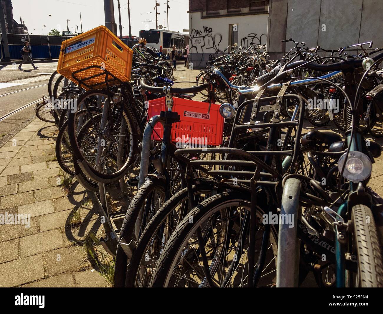 Viele Fahrräder in der Straße von Amsterdam geparkt - Smartphone-aufgenommenes Stockfoto