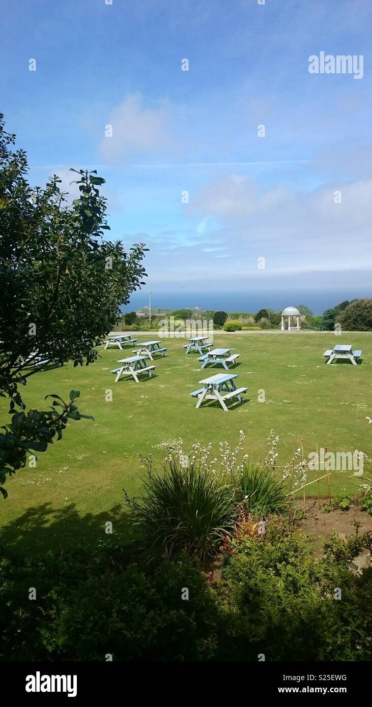 Picknick Tische draußen Treganna Schloss mit Blick auf den Pavillon und den Atlantischen Ozean Stockfoto