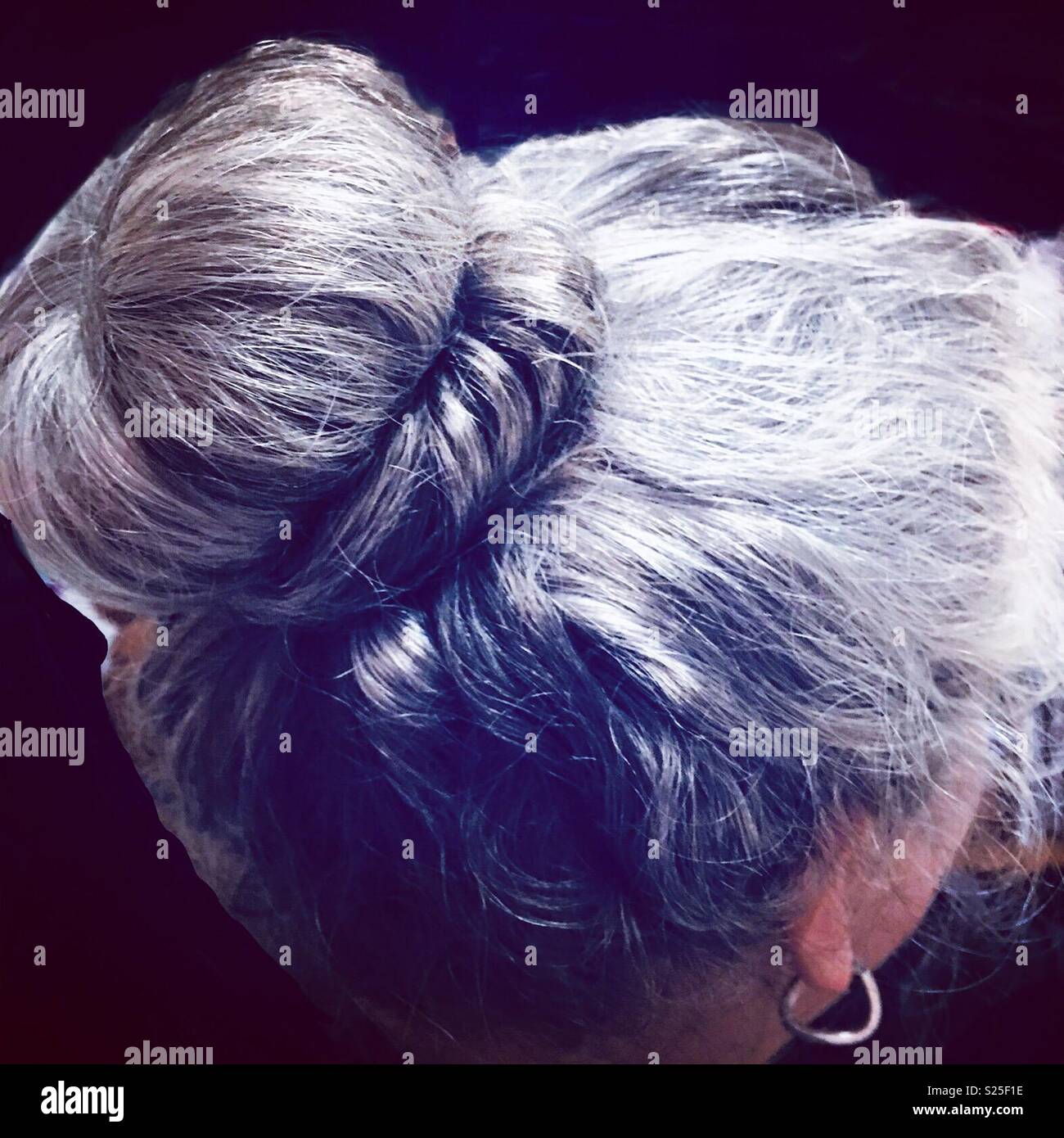 Natürliche graue Haare von Bun auf 40s Frau Alter Stockfoto