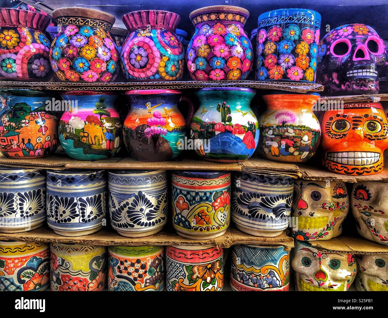 Die traditionellen mexikanischen Töpferwaren und Schädel in hellen Farben Stockfoto Die traditionellen mexikanischen Töpferwaren und Schädel in hellen Farben Stockfoto