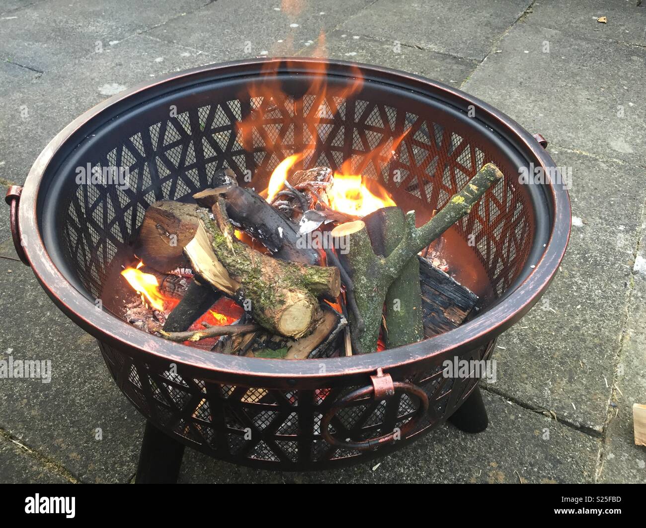 Feuerstelle brennenden Holzscheite warm zu halten Stockfoto