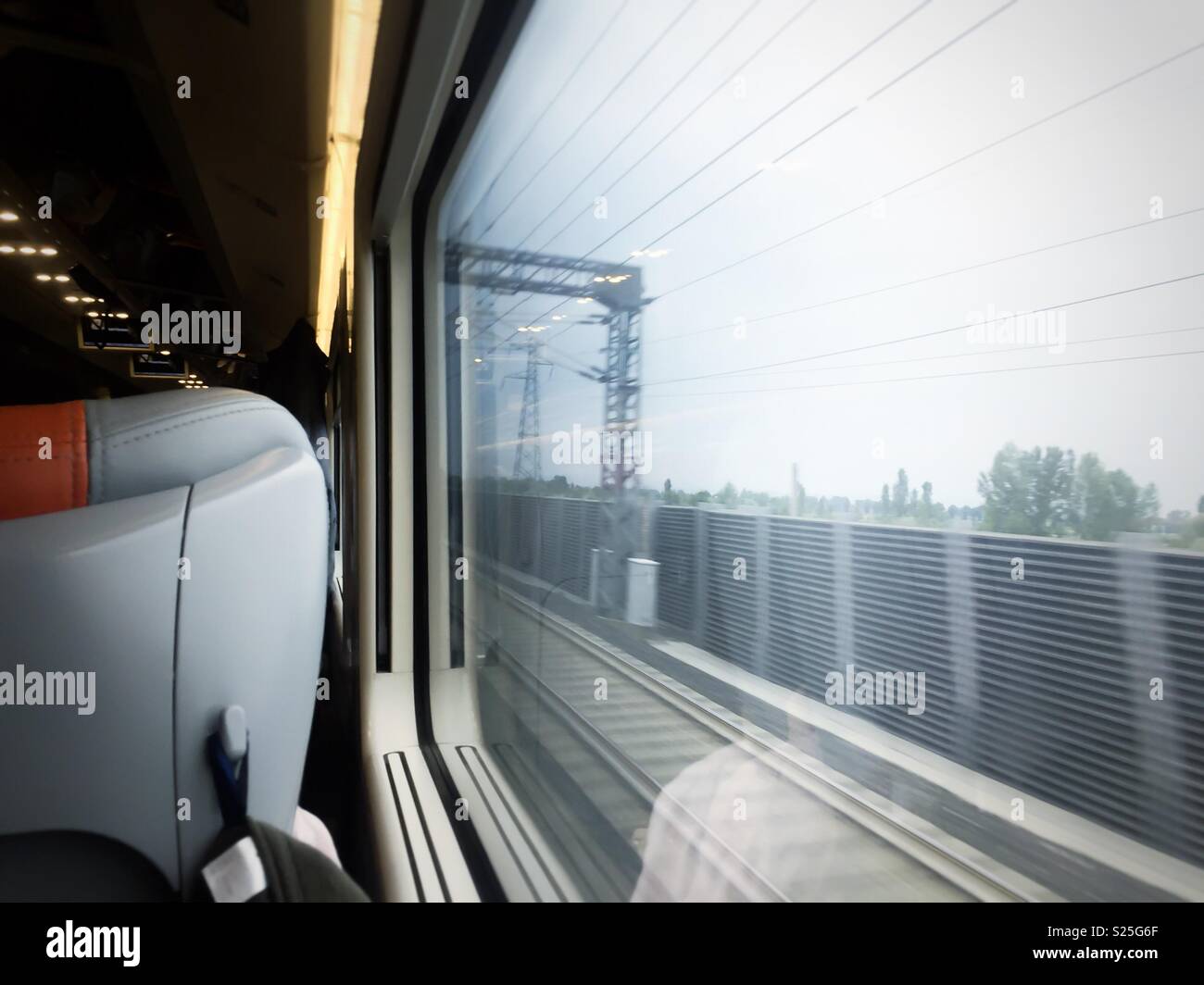 Anreise mit der Bahn. Die Rückseite des Sitzes im Vordergrund. First Person Perspektive Stockfoto