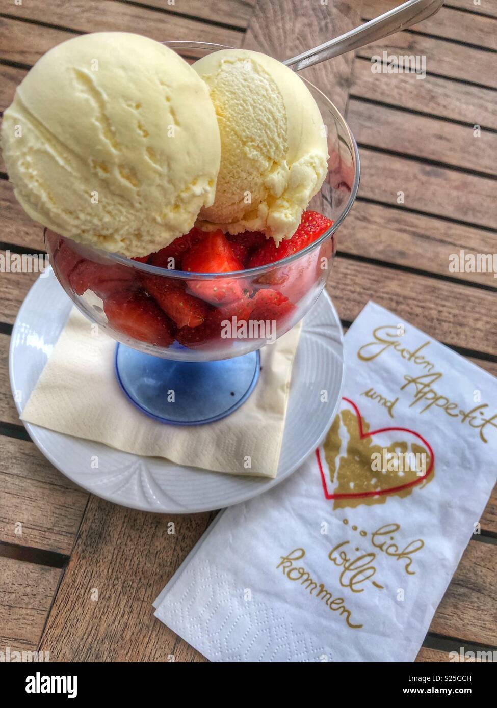 Eine leckere Portion frische Erdbeeren und Vanilleeis. - Smartphone-aufgenommenes Stockfoto