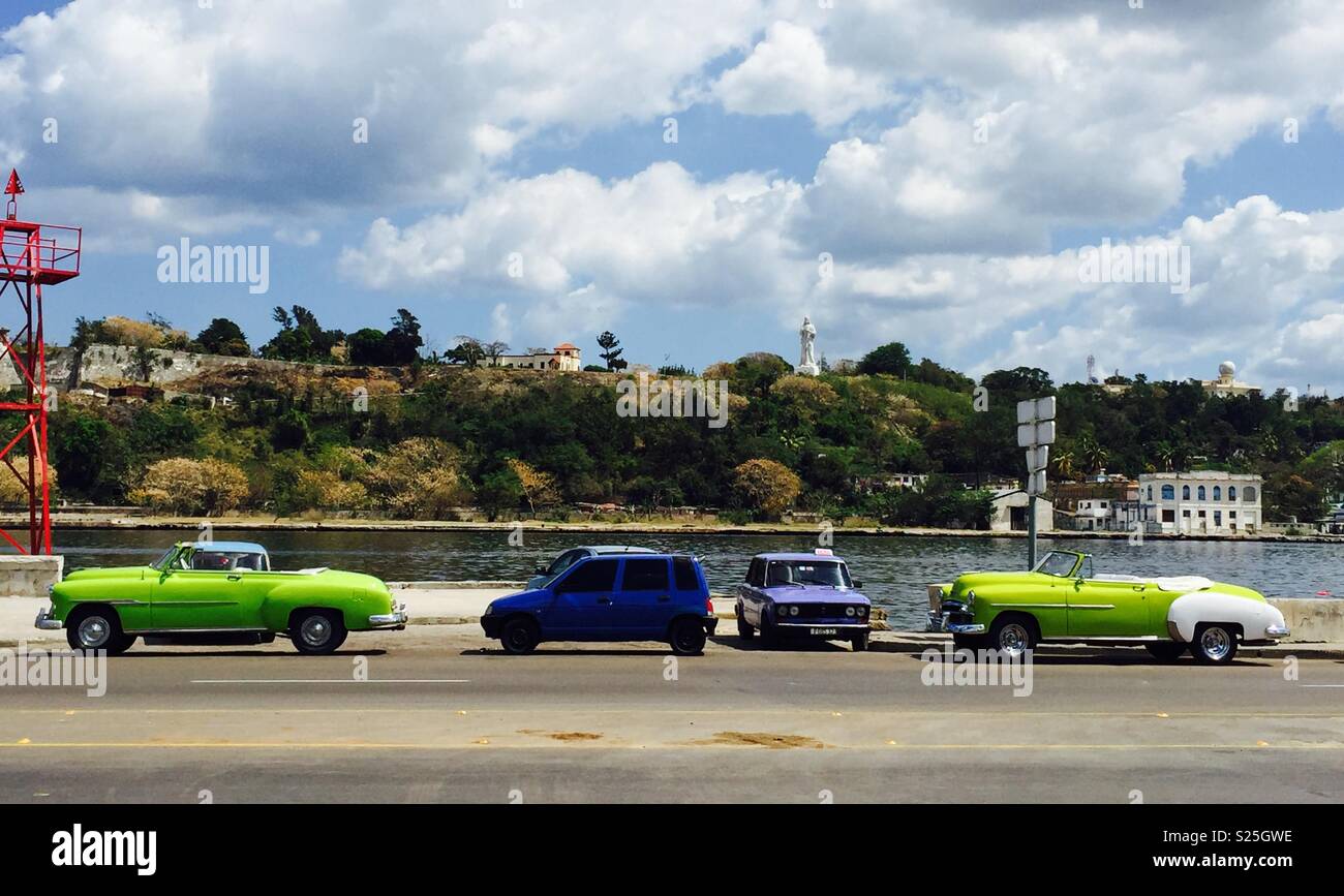 Autos in Havanna - Smartphone-aufgenommenes Stockfoto