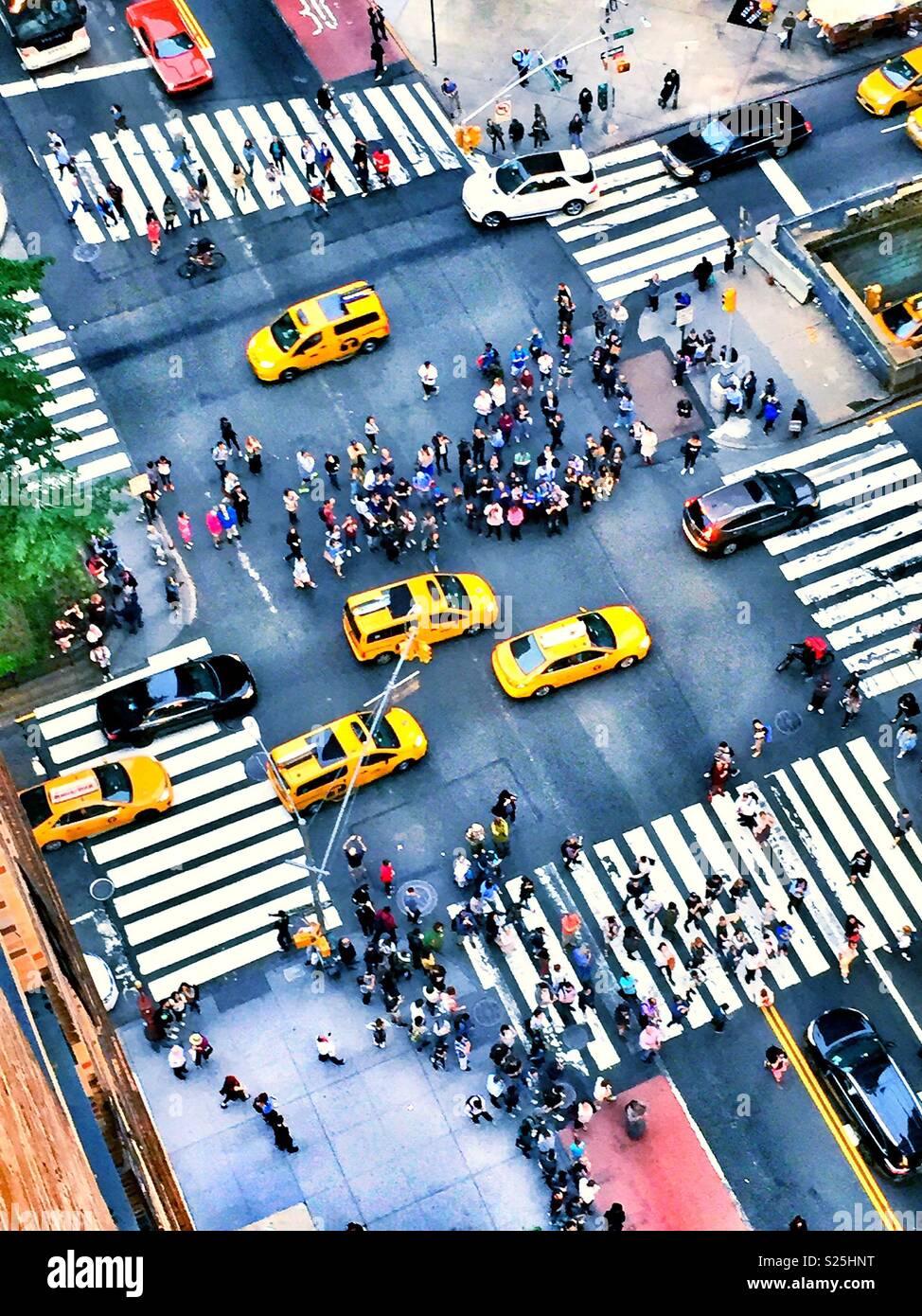 Zuschauer sehen den Sonnenuntergang direkt die Straße hinunter in Midtown Manhattan, manhattanhenge oder Canyon von Licht, NYC, USA Stockfoto