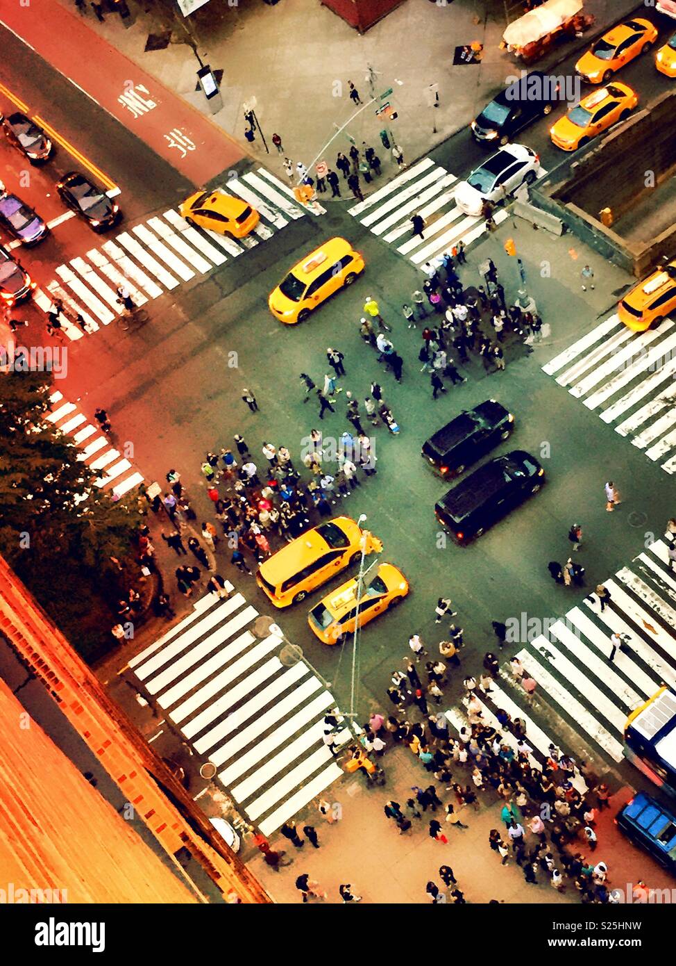 Zuschauer sehen den Sonnenuntergang direkt die Straße hinunter in Midtown Manhattan, manhattanhenge oder Canyon von Licht, NYC, USA Stockfoto