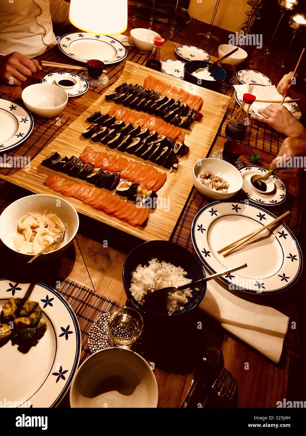 Gemischte Platte mit Lachs Sashimi und Sushi Rollen - Smartphone-aufgenommenes Stockfoto