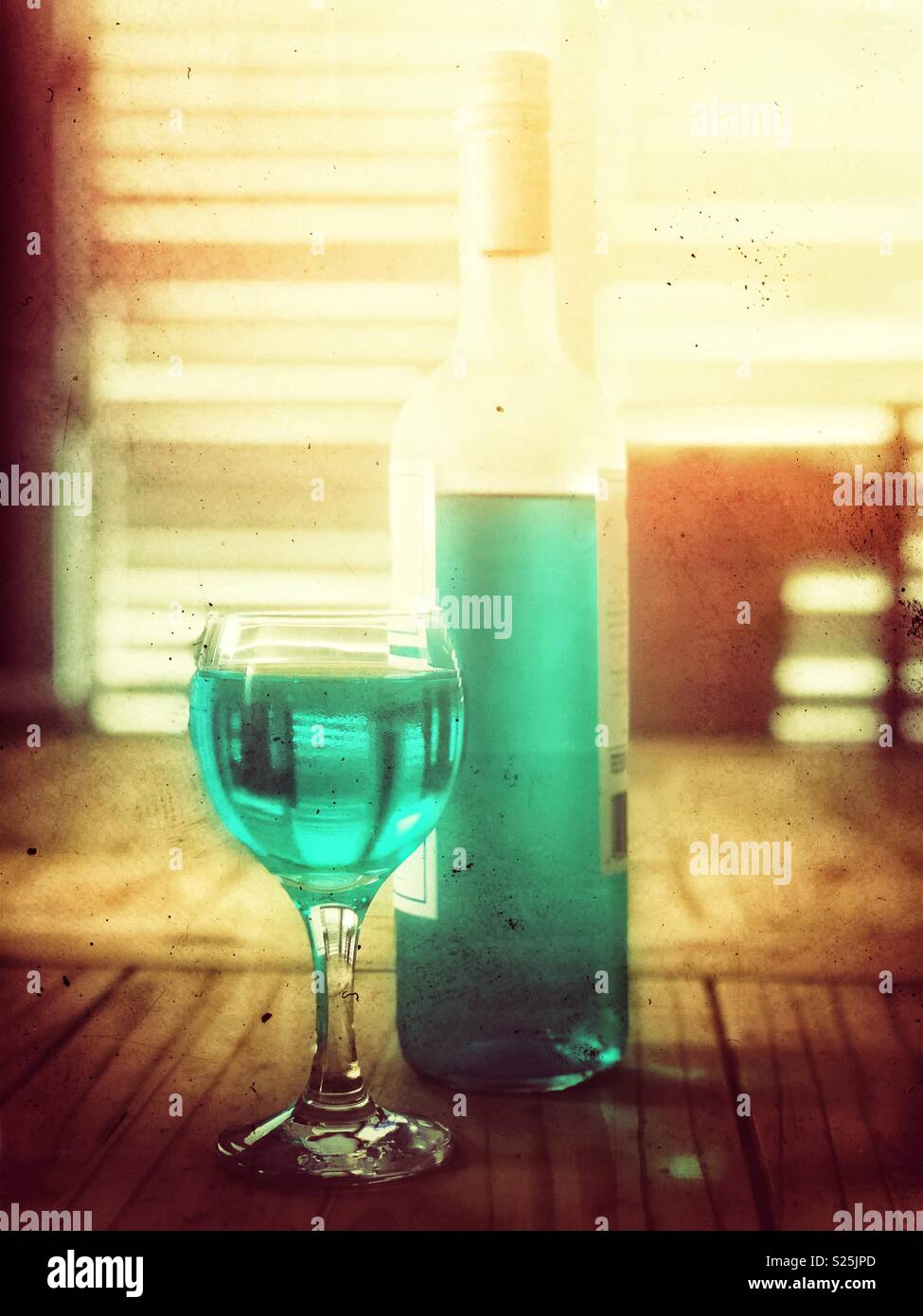 Noch kreativen Leben von Glas und Flasche blau Wein Stockfoto
