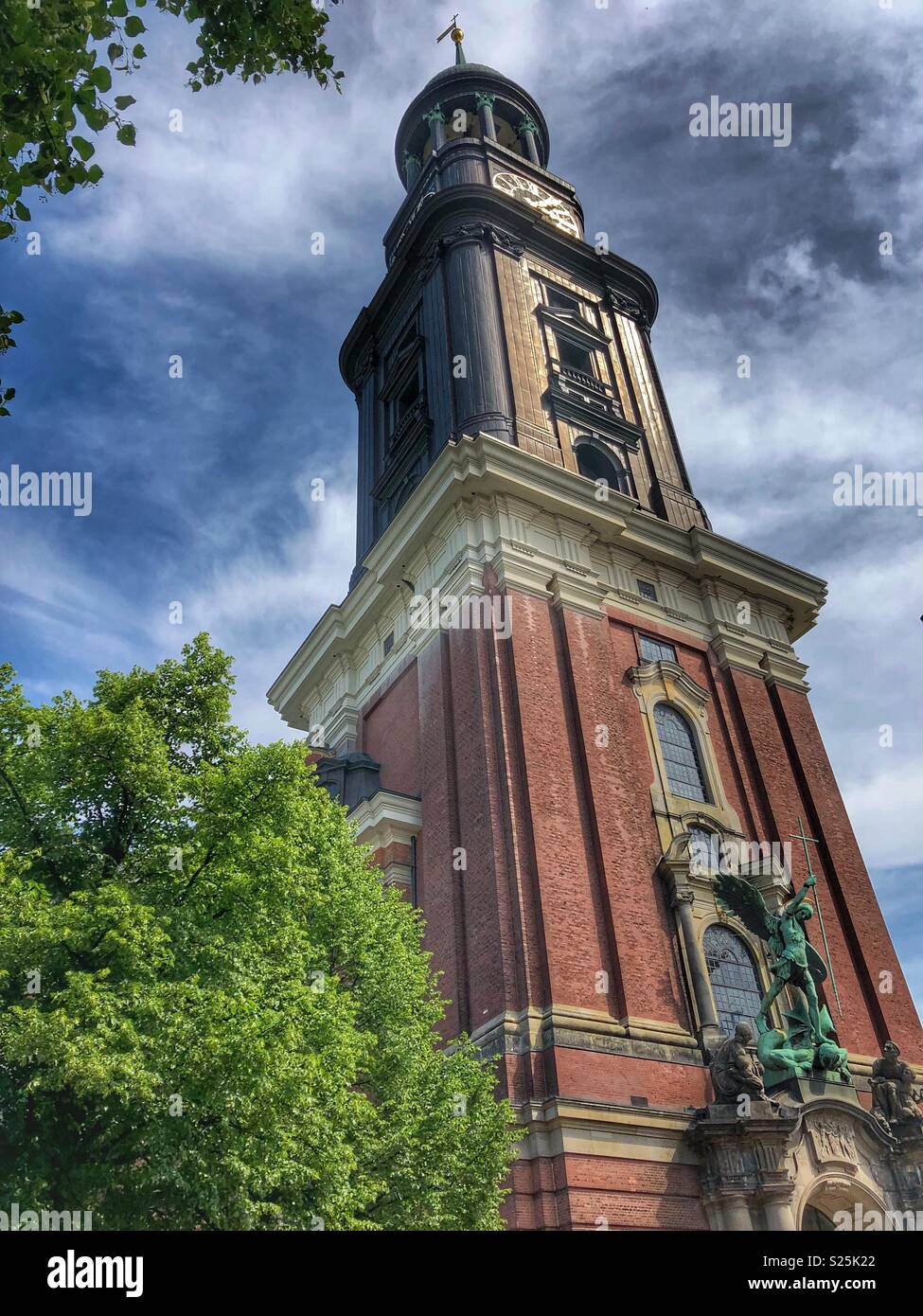 Clock Tower der legendären St. Michaeliskirche in Hamburg, Deutschland. Stockfoto