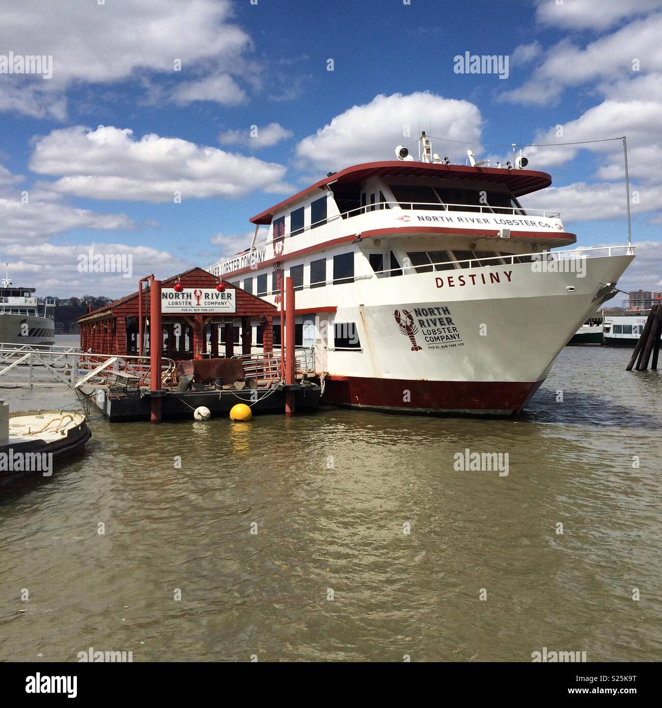 North River Hummer Firma Boot, Pier 81, den Hudson River und Manhattan, New York City - Smartphone-aufgenommenes Stockfoto