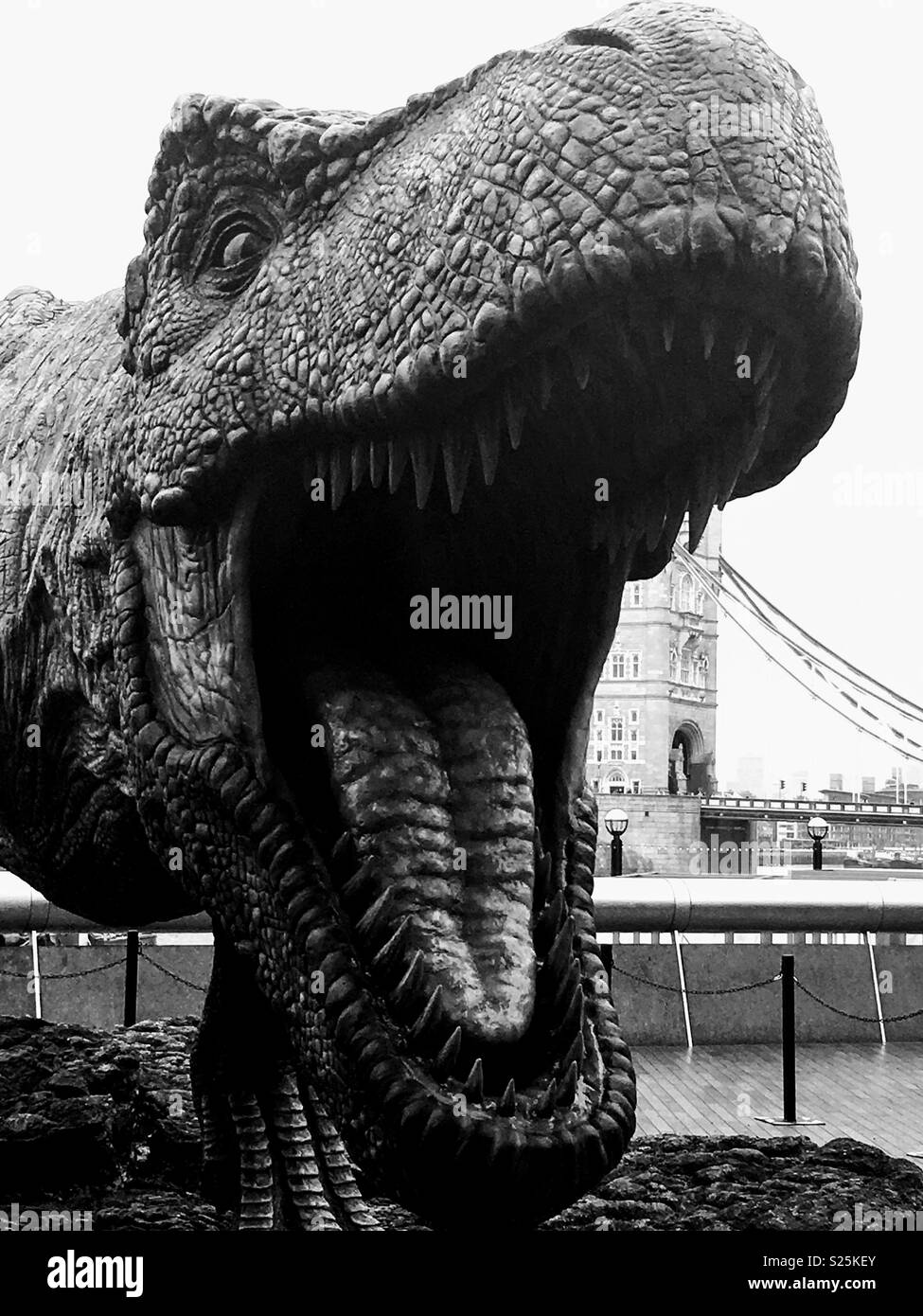 Dinosaurier in der Nähe der City Hall und der Tower Bridge in London. Stockfoto