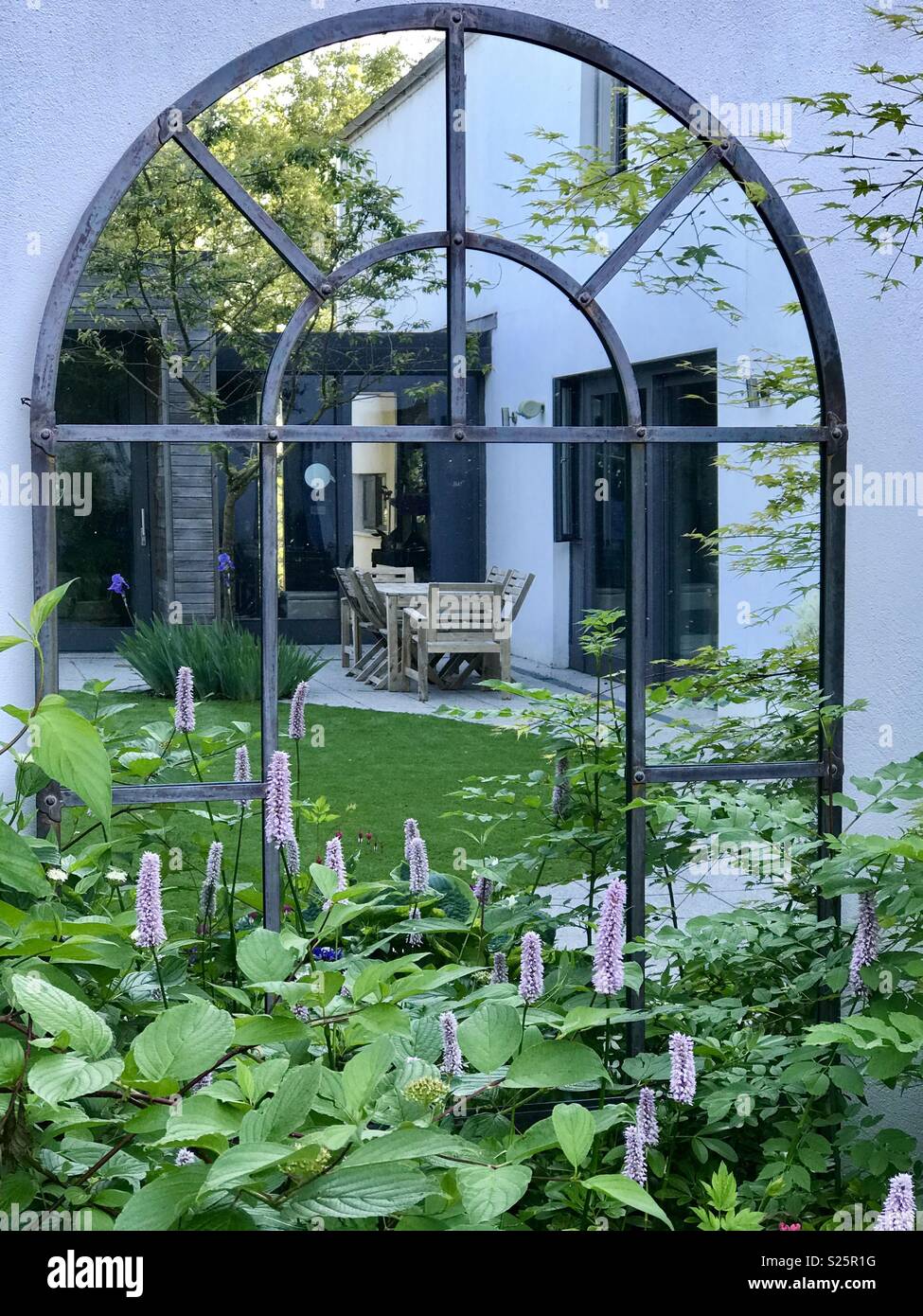 Modernes Haus in Garten Spiegel reflektiert Stockfotografie - Alamy