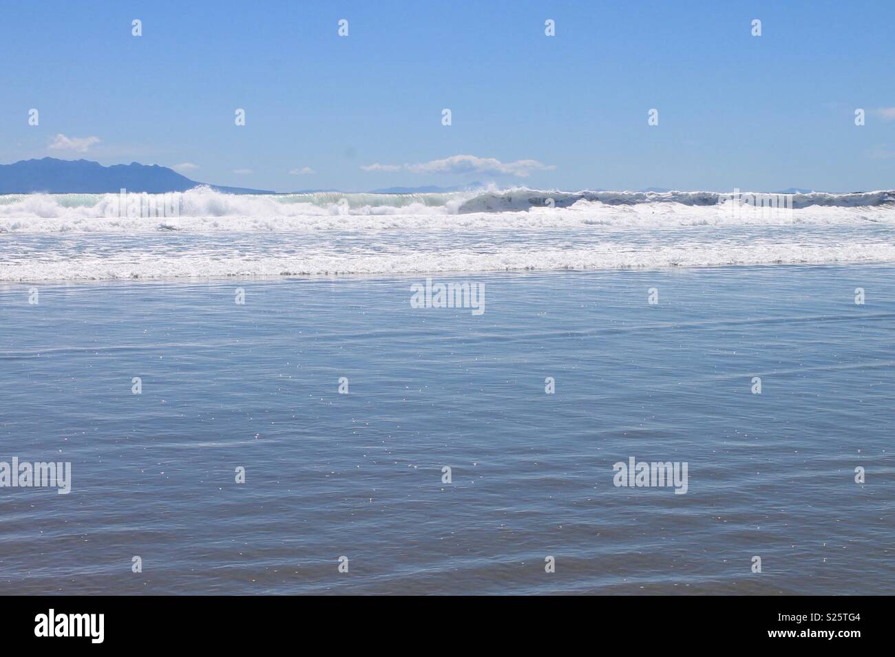 Wellen am Strand brechen Neuseeland Stockfoto