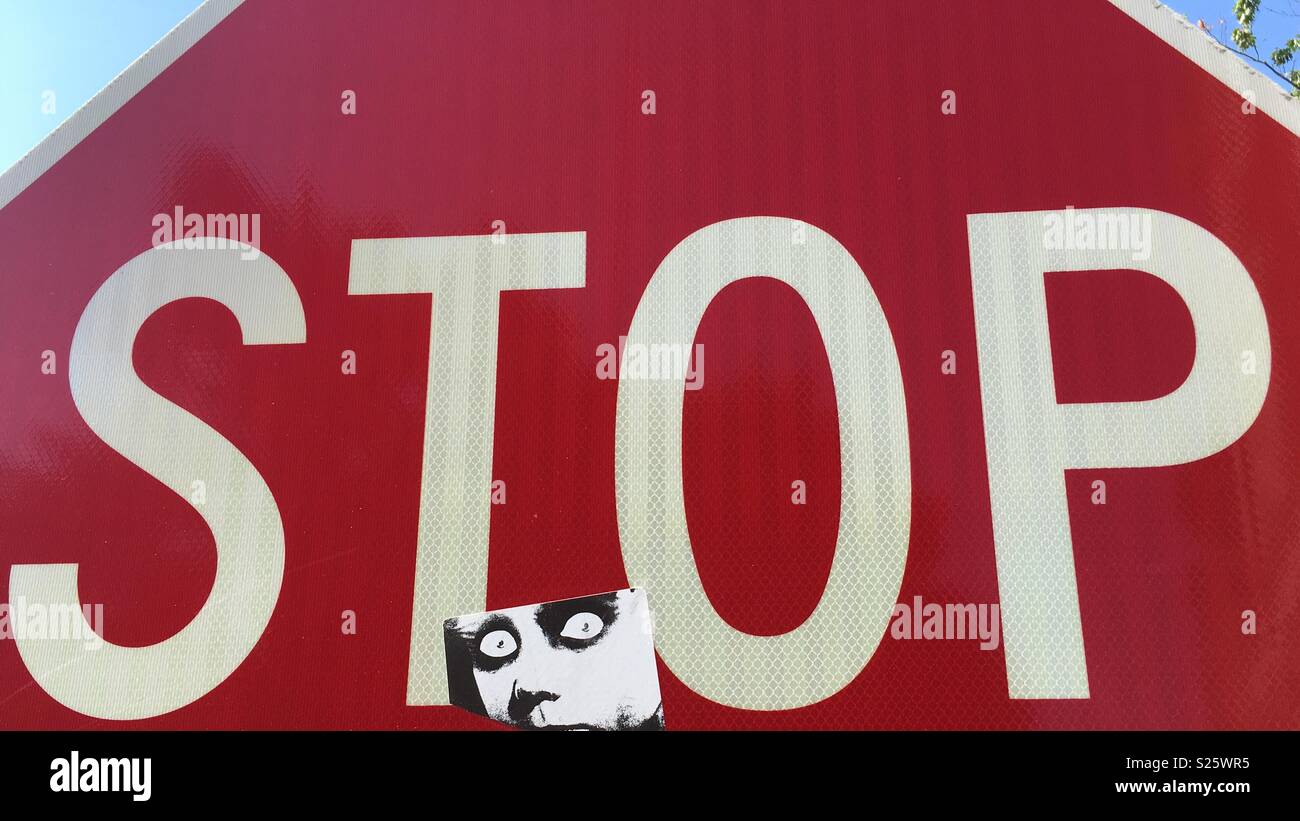 Stop-Schild in Salem mit einem Nosferatu Sticker Stockfoto