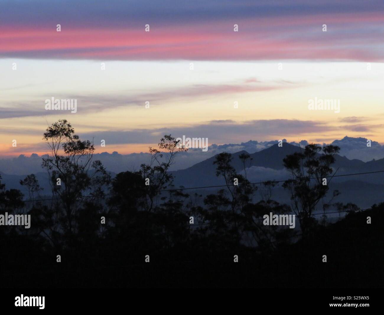 Sonnenaufgang in der nebligen Bergen - Smartphone-aufgenommenes Stockfoto