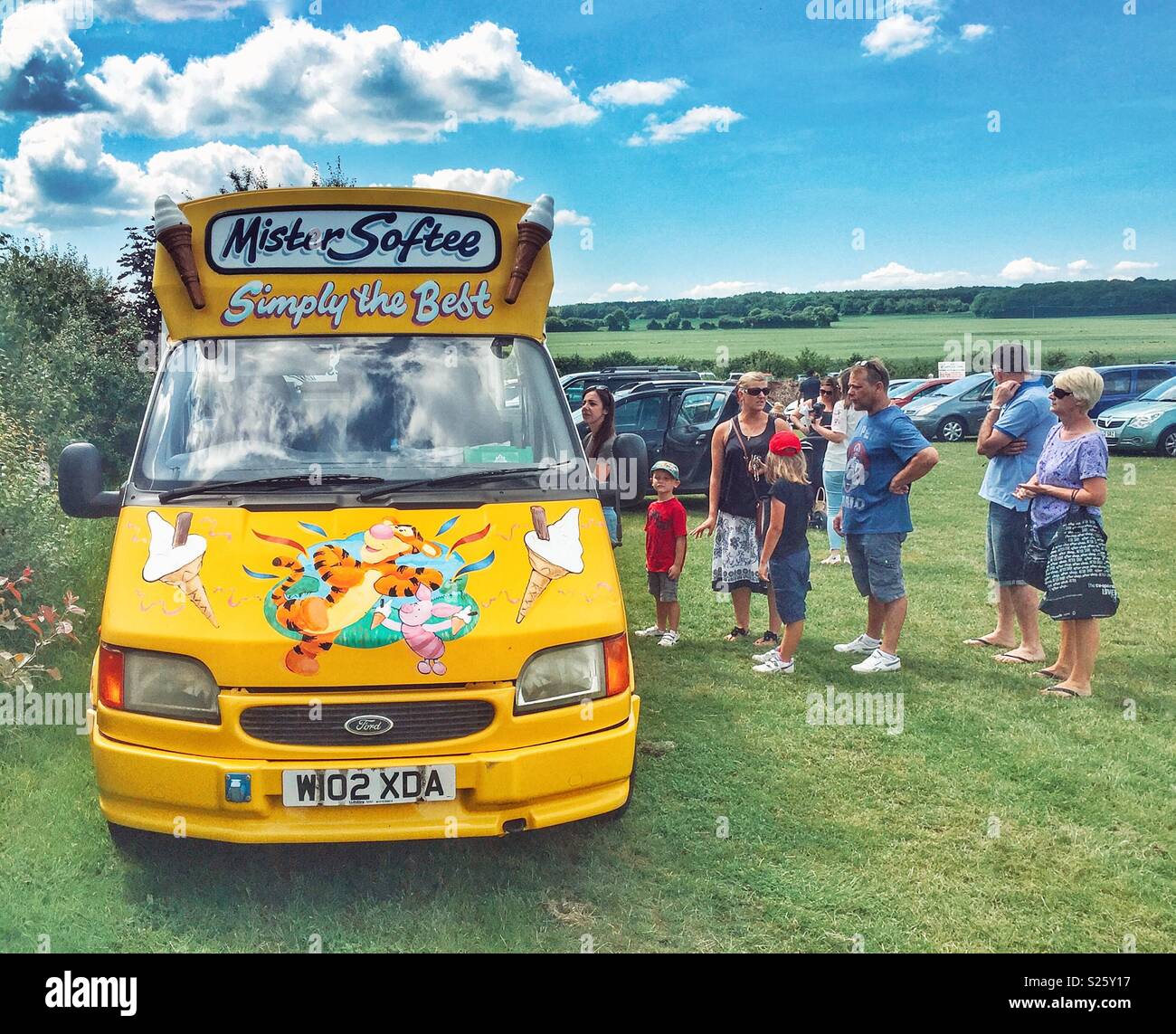 British Ice Cream van mit Menschen Queuing - Smartphone-aufgenommenes Stockfoto