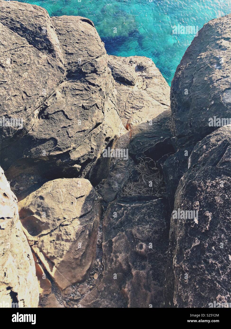 Honolua Bay, Maui Blick vom innerhalb Klettern durch ein paar Felsen. Lieblingsort der sunsetting zu beobachten. Stockfoto