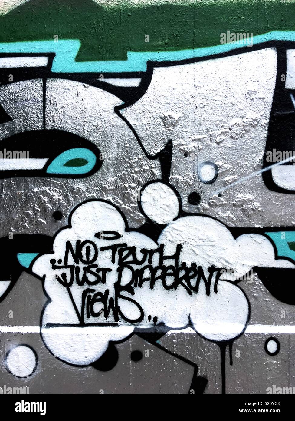 Ein Graffiti mit dem Hinweis keine Wahrheit nur verschiedene Ansichten Stockfoto